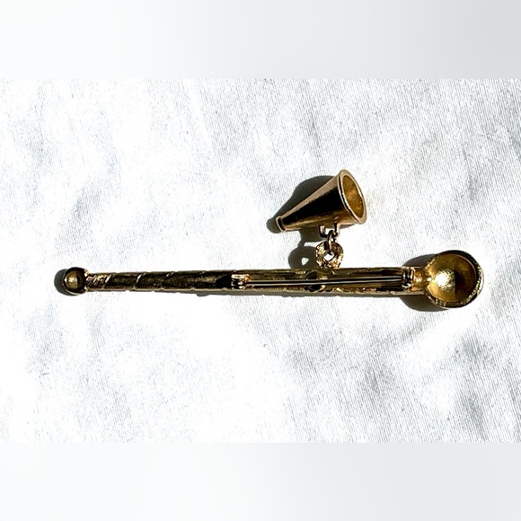 Vintage gold tone baton/megaphone brooch - Picture 3 of 8